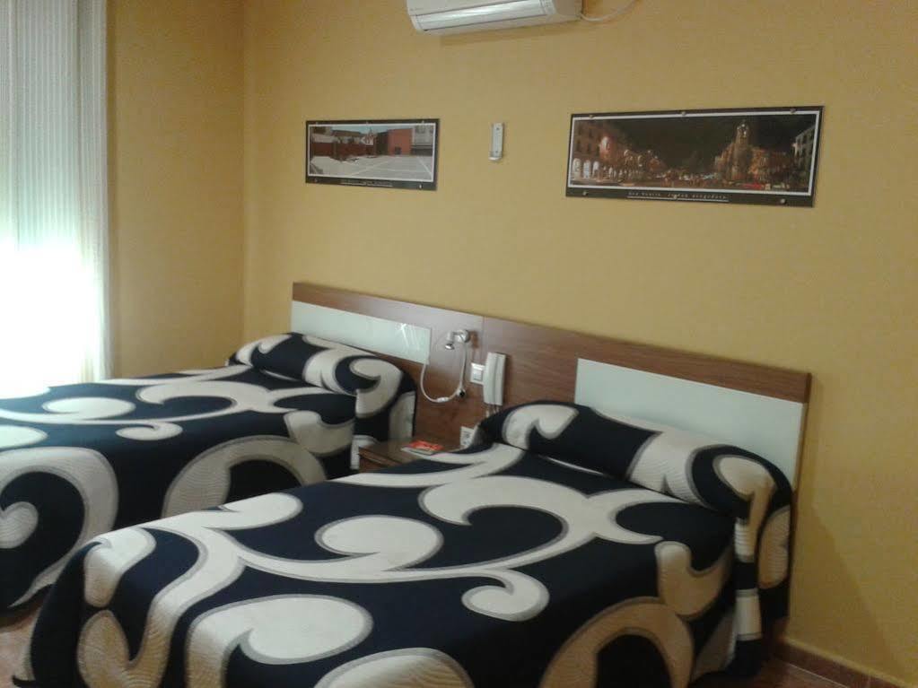 Hostal Restaurante El Paraiso Don Benito Esterno foto